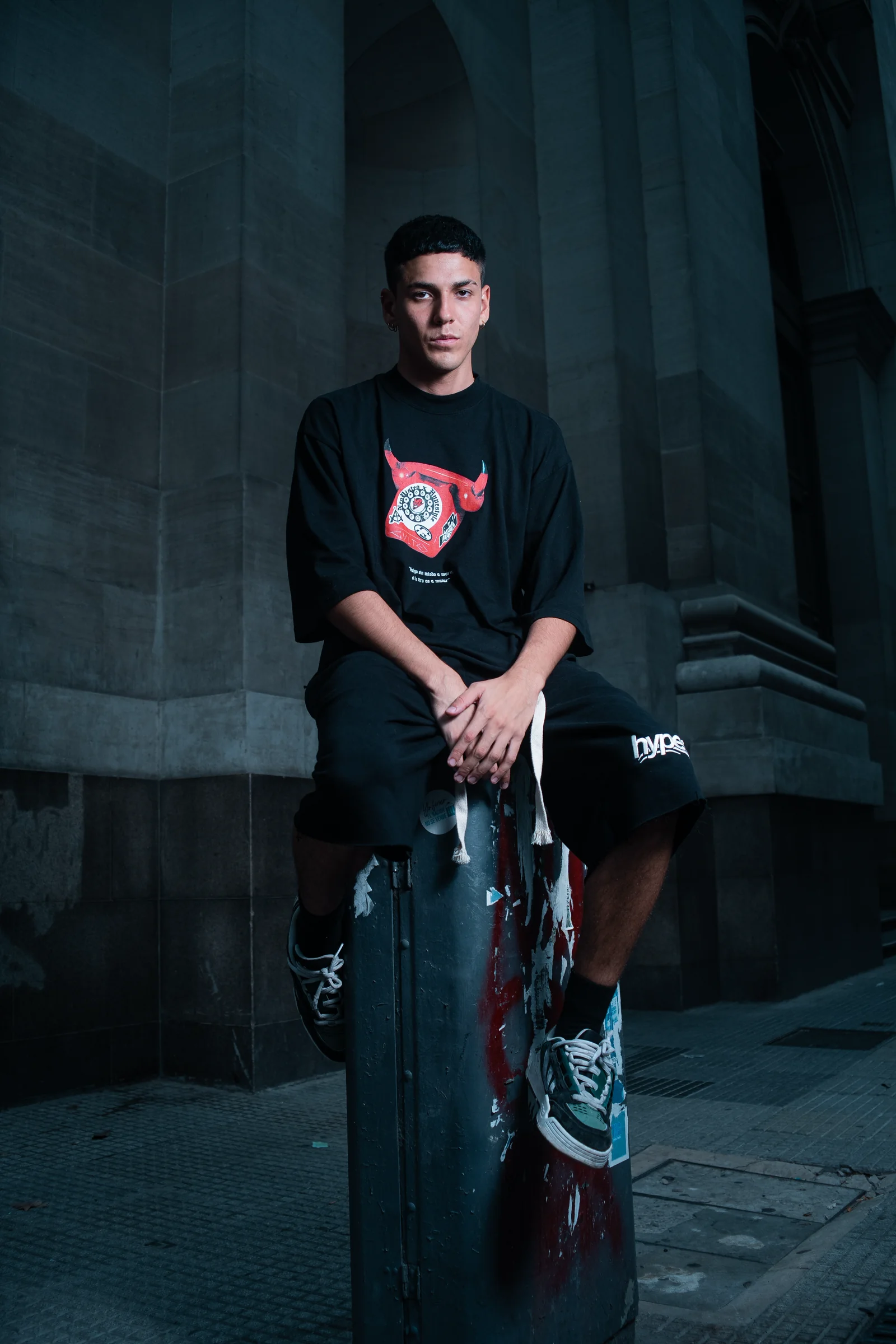 Teléfono Rojo Tee — Neo Pistea x Hypestyle — lookbook